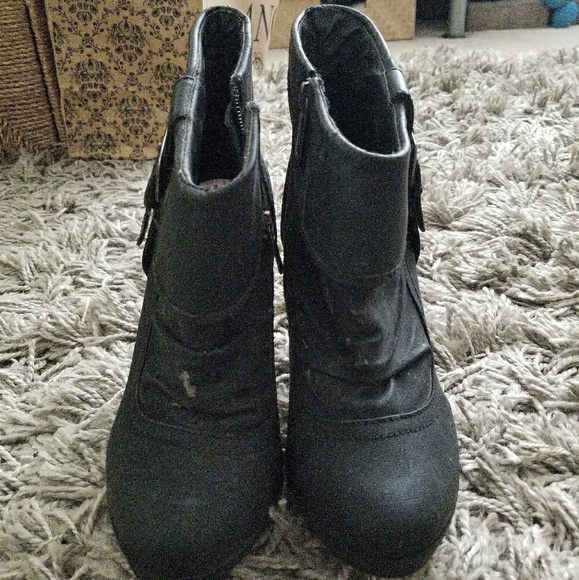 Black Ankle Boots w/ Heel - U.S. Size 7 - Picture 2 of 7